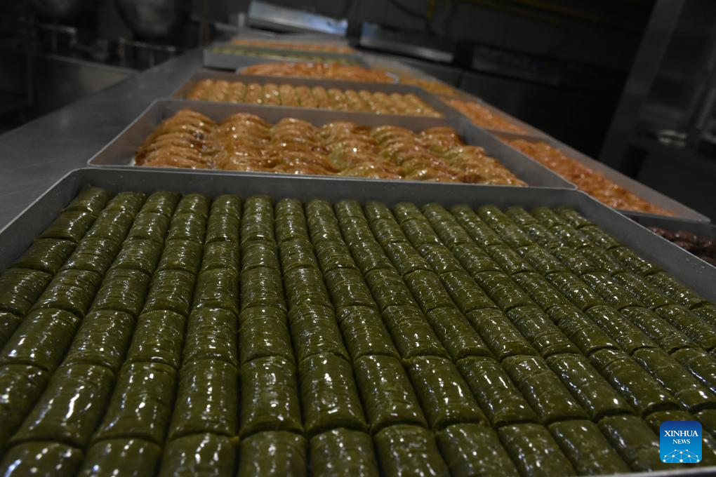 Feature Turks' "dessert after Iftar" tradition prevails despite rising