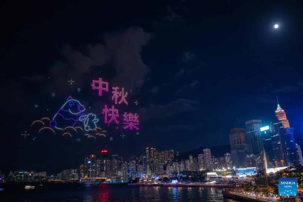 Feature Lanterns, fire dragon light up Hong Kong's MidAutumn nightXinhua