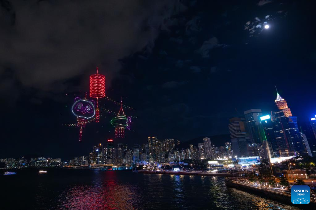 Feature Lanterns, fire dragon light up Hong Kong's MidAutumn nightXinhua