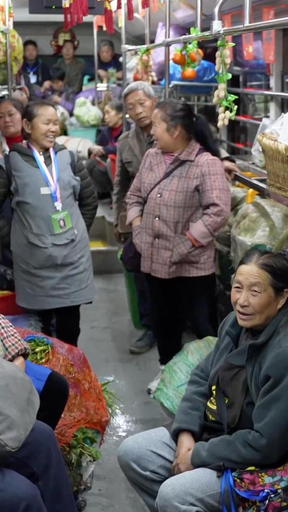 U.S. influencer moved by China's early-morning "farmer bus"