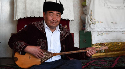 Aken performer preserves Xinjiang's traditional music